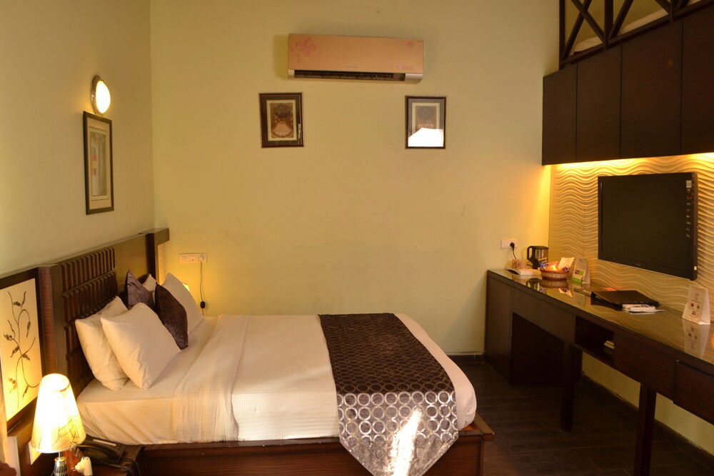 Iris Resort And Spa Guestroom