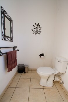 Mose Street Apartments Bathroom
