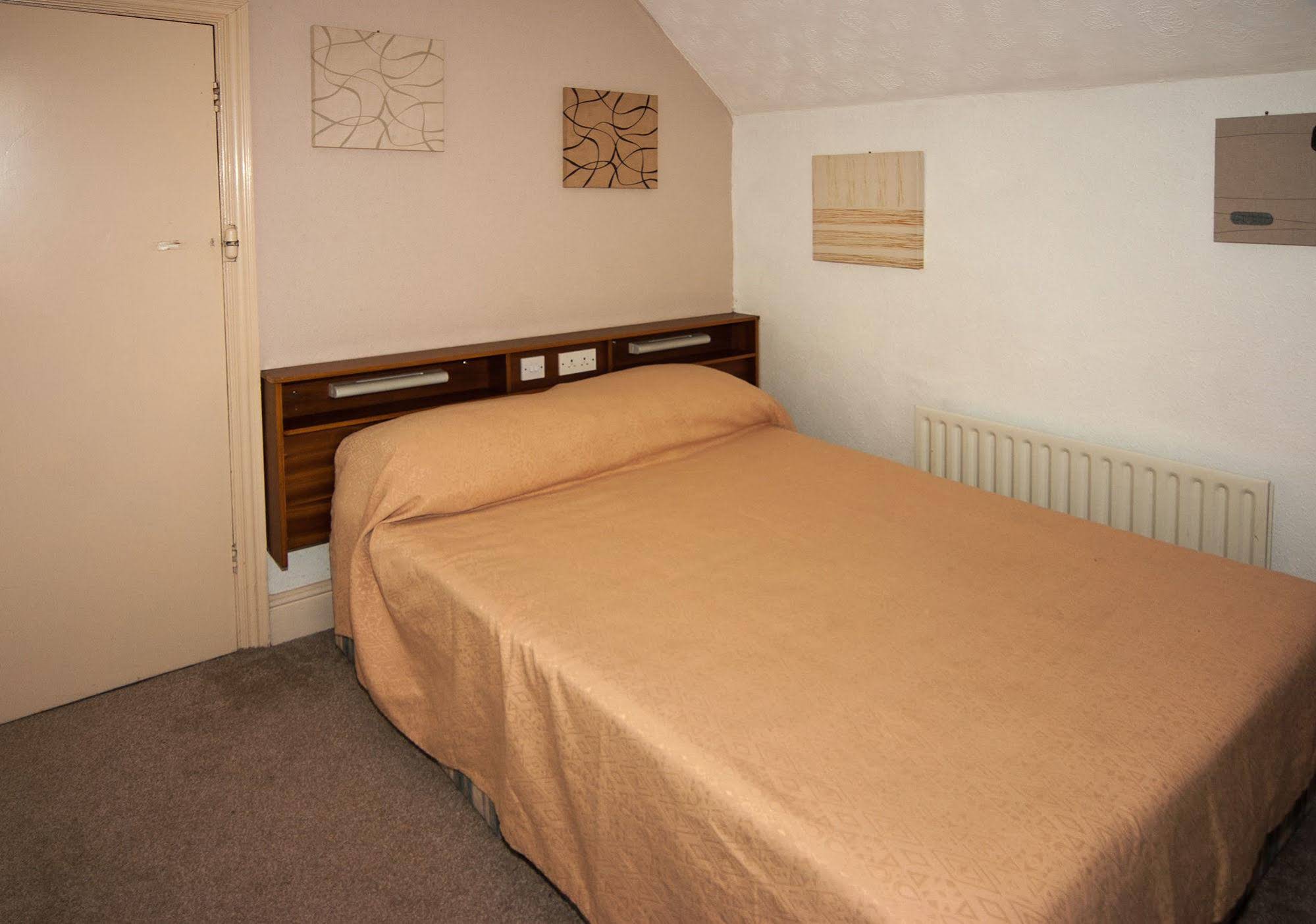 Lyndene Holiday Apartments (لیندن هالیدی آپارتمنتس) 