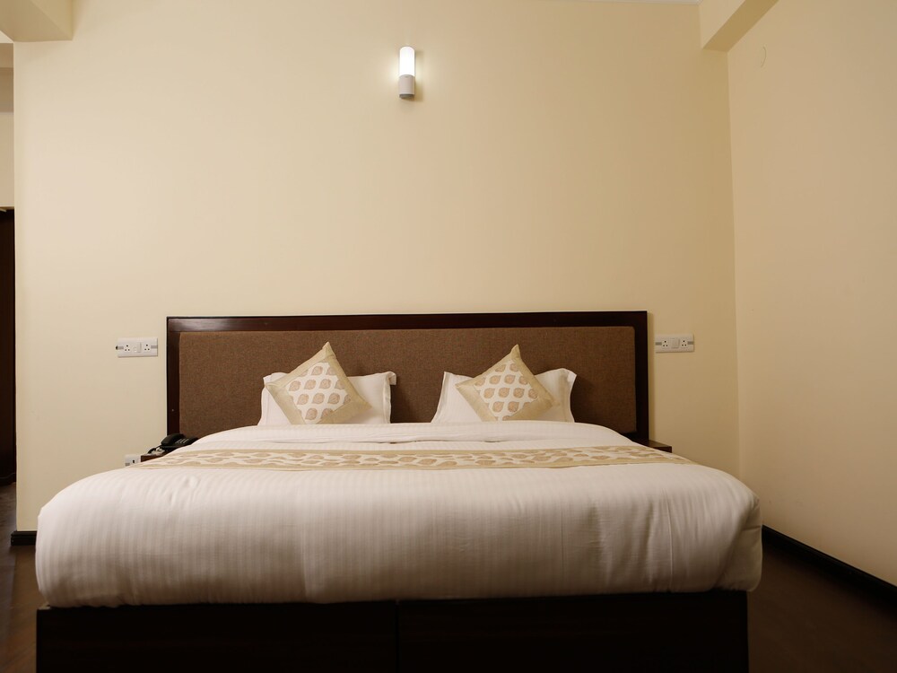 Oyo 11490 Hotel Royal Hill Guestroom