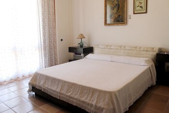 Apartment With In Cuglieri With Furnished Terrace 13 Km Guestroom