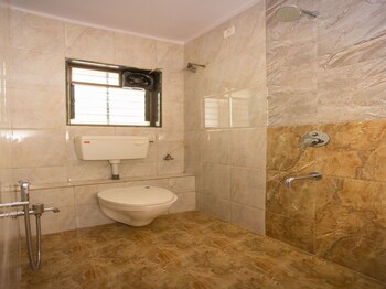 Oyo 12260 Traveler's Inn Bathroom