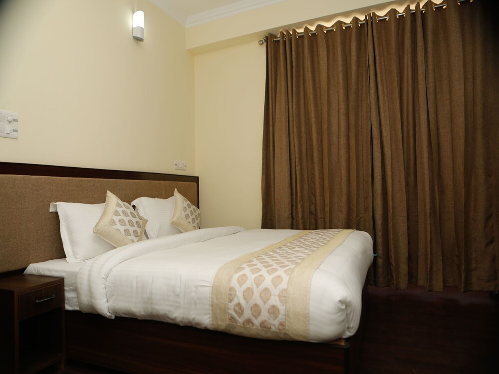 Oyo 11490 Hotel Royal Hill Guestroom