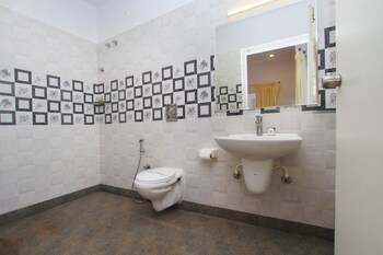 Oyo 10865 Heritage Shelters Resort Bathroom