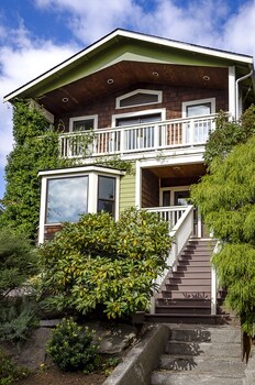 6 Luxurious 6br Seattle Home Hotel Front