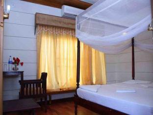 Parthasarathy Houseboat 