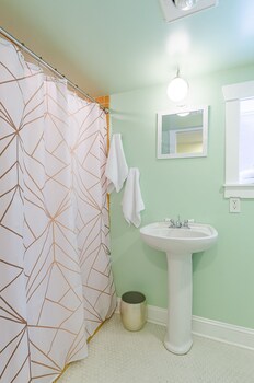 6 Luxurious 6br Seattle Home Bathroom