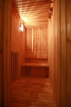 Corbett Mango Bloom Spa Resort Steam Room