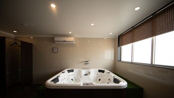 Tropical Retreat Treatment Room