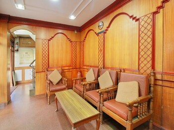 Oyo 10068 Hotel Rathna Lobby Sitting Area