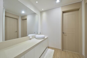 Geoje Jisefo Family Residence Bathroom Sink