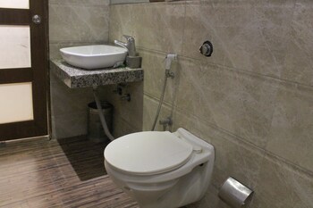 Oyo 4454 B&b Hotel Bathroom