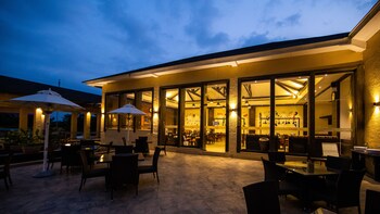 Tropical Retreat Family Dining