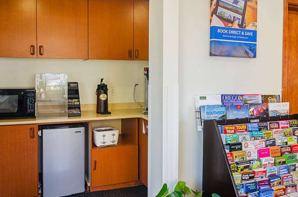 Motel 6 Portland Downtown Convention Center lobby