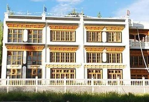 Hotel Khasdan 