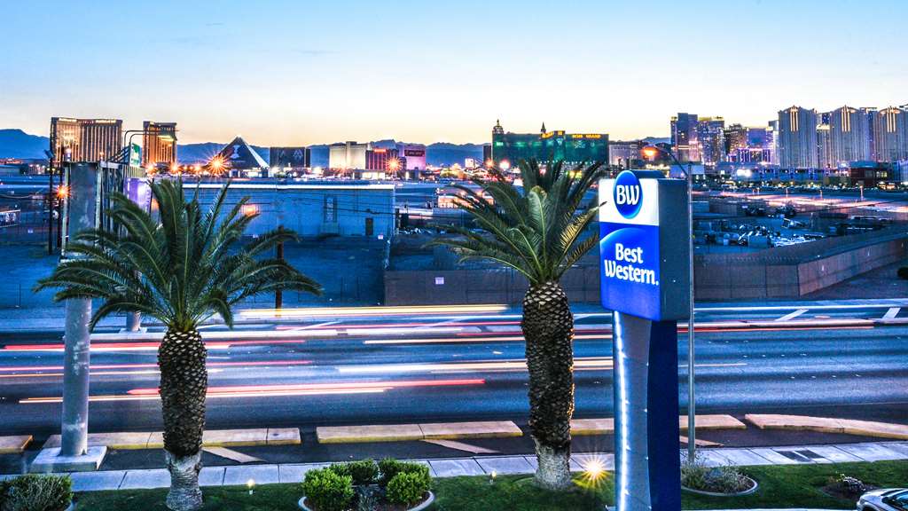 Best Western Mccarran Inn Hotel Exterior at Night