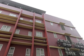 Reddoorz Plus Near Galaxy Bekasi Hotel Front