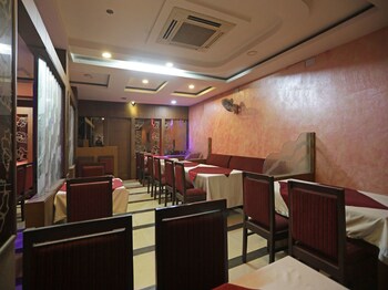 Oyo 11061 Hotel Awesome Restaurant