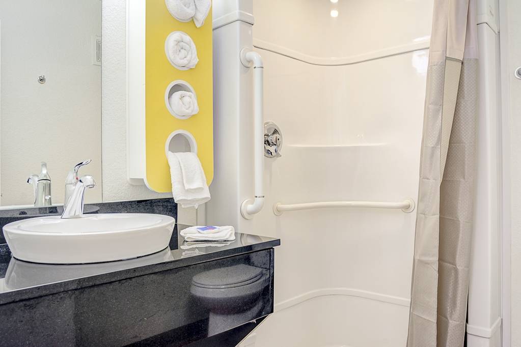Motel 6 Portland Central (موتل ۶ پورتلاند سنترال) bathroom