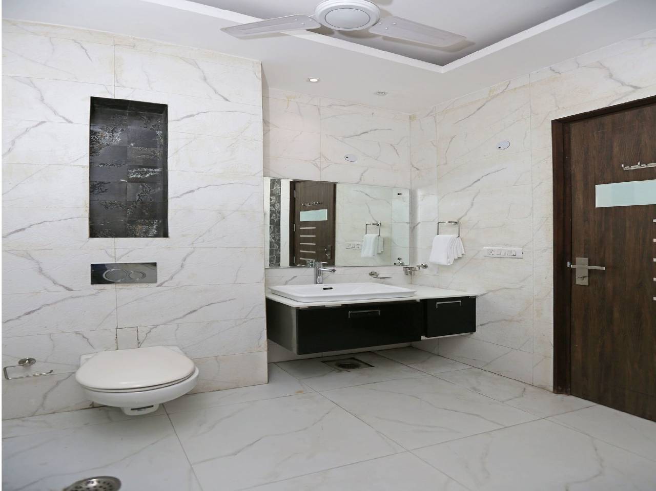 Oyo 9072 Noida Dreamz 