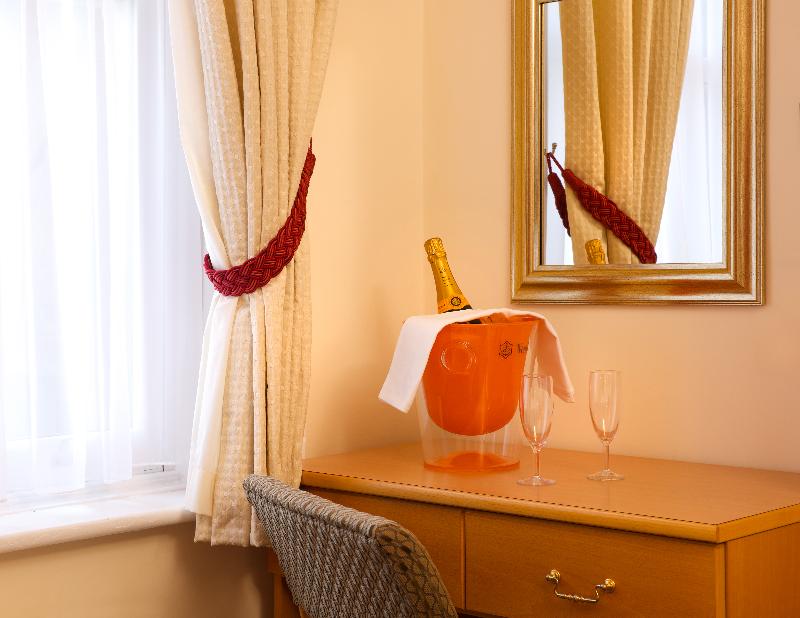 Langham Hotel (لانگهام هتل) Room