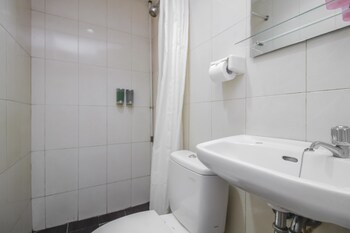 Reddoorz Plus Near Galaxy Bekasi Bathroom