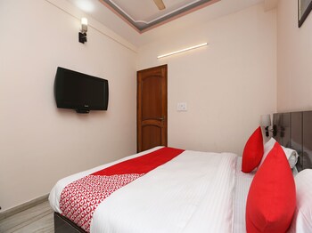 Oyo 14390 Hotel Samrat Guestroom