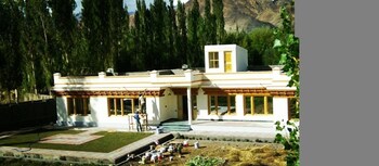 Chakshi Guest House Hotel Front