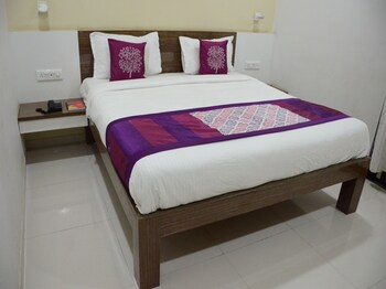 Oyo 4017 Hotel Grand Ashwin 1 Guestroom