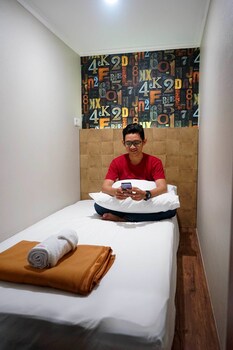 Fixon Capsule Hotel Guestroom