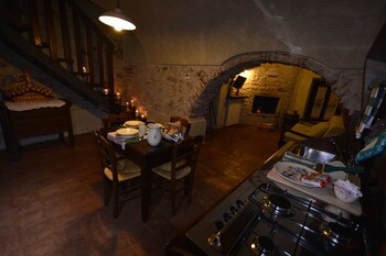 Robur Marsorum (روبور مارسوروم) In-Room Dining