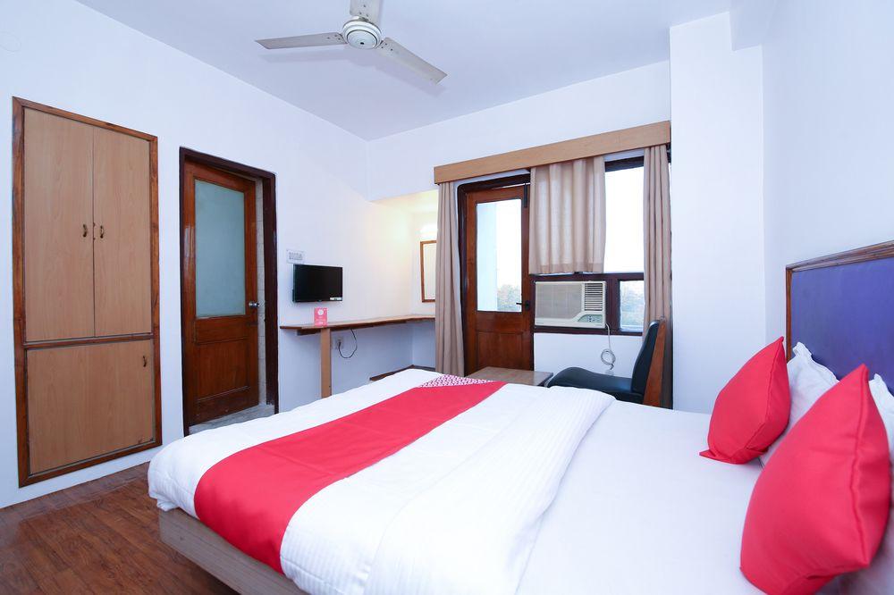 Oyo 10606 Hotel Shriradha Civic Centre 