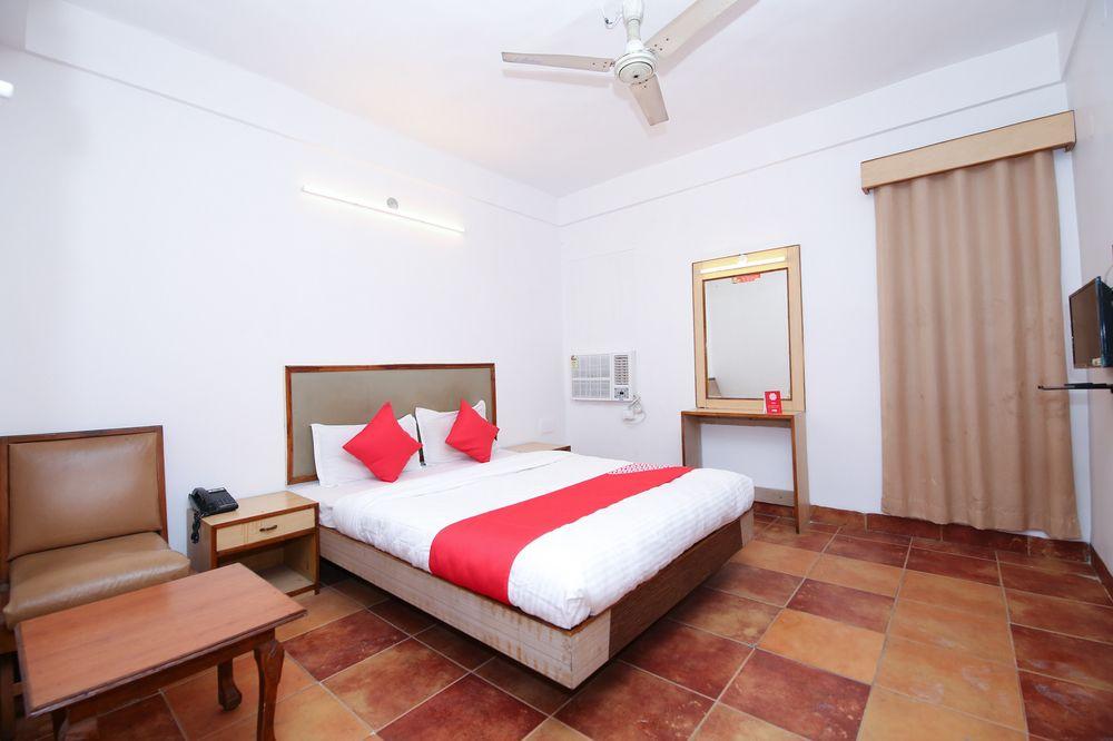 Oyo 10606 Hotel Shriradha Civic Centre 
