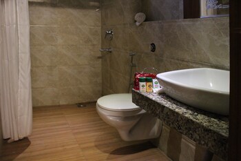 Oyo 4454 B&b Hotel Bathroom