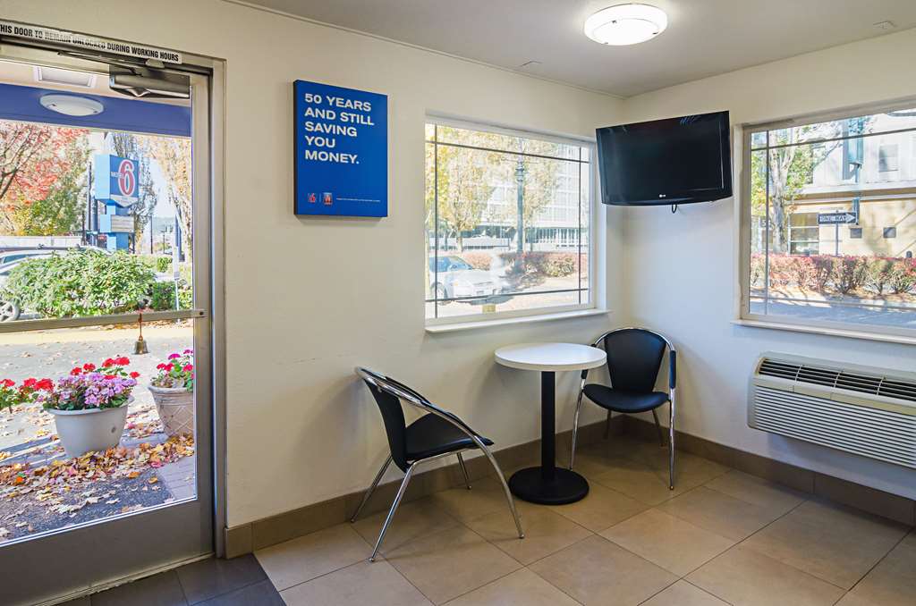 Motel 6 Portland Downtown Convention Center lobby