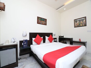 Oyo 22833 Laalmati Castle Guestroom