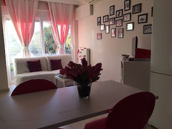 Suburban Deluxe Lodging & Retreat In-Room Dining