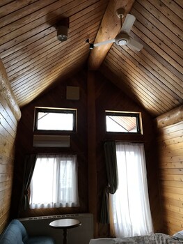 Mori No Log Hotel Kamloops Guestroom