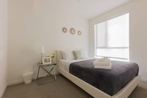 Downtown Condo With Free Parking 