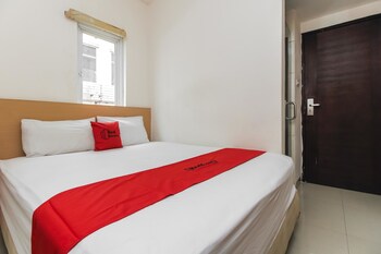 Reddoorz Plus Near Galaxy Bekasi Guestroom