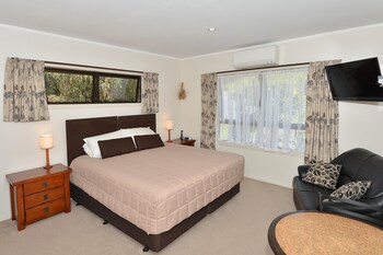 Morepork Riverside Lodge Guestroom