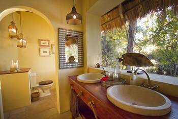 Tongabezi Lodge Bathroom