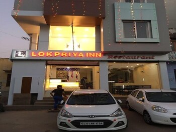 Hotel Lokpriya Inn Parking