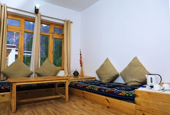 Hunder Resort Lobby Sitting Area