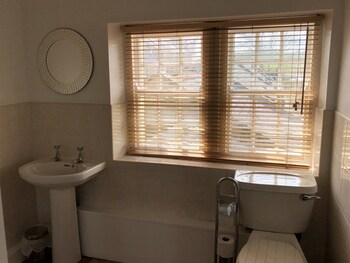 The Sun Inn Alnmouth ( سان این آلنموت) Bathroom