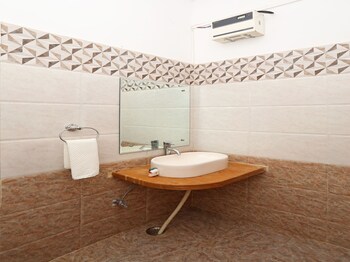 Oyo 3415 Hotel Heera Court Bathroom Sink