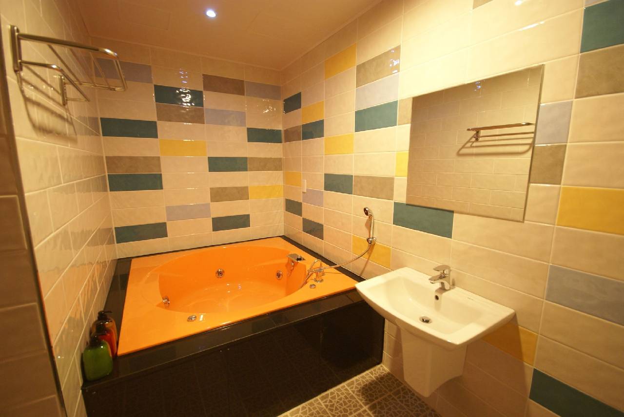 Ava Hotel Changwon (آوا هتل چانگوون) 