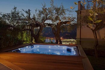 Velamica Resort Outdoor Spa Tub