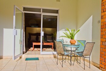 Mose Street Apartments Terrace/Patio