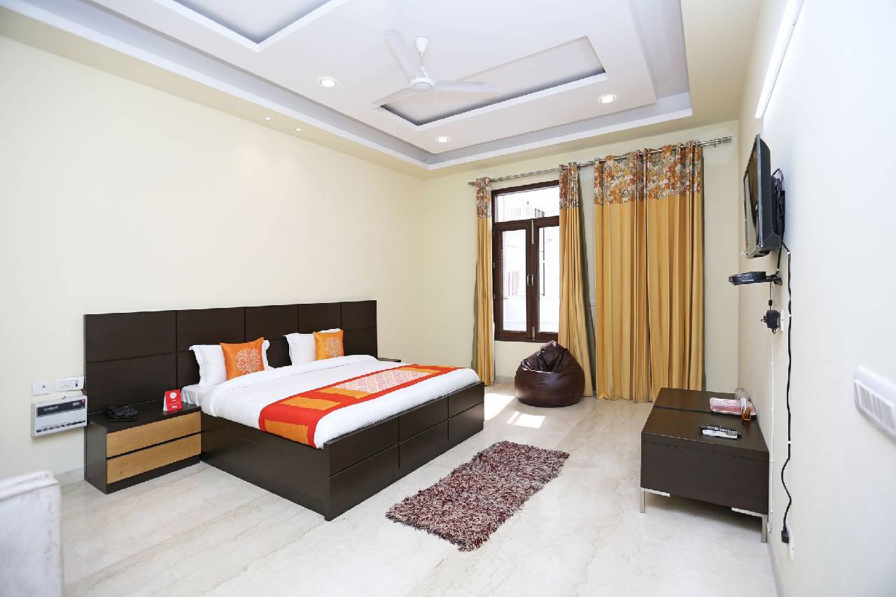 Oyo 9072 Noida Dreamz 